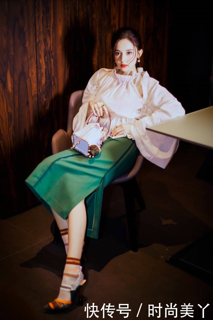 古力娜扎穿蕾丝裙优雅动人,大长腿太惊艳,网友:身材比例真好!