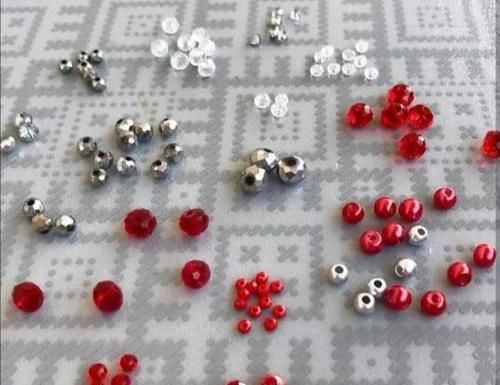 胸针@大大小小彩色的珠子怎么用?DIY手工珠绣胸针了解下,附教程