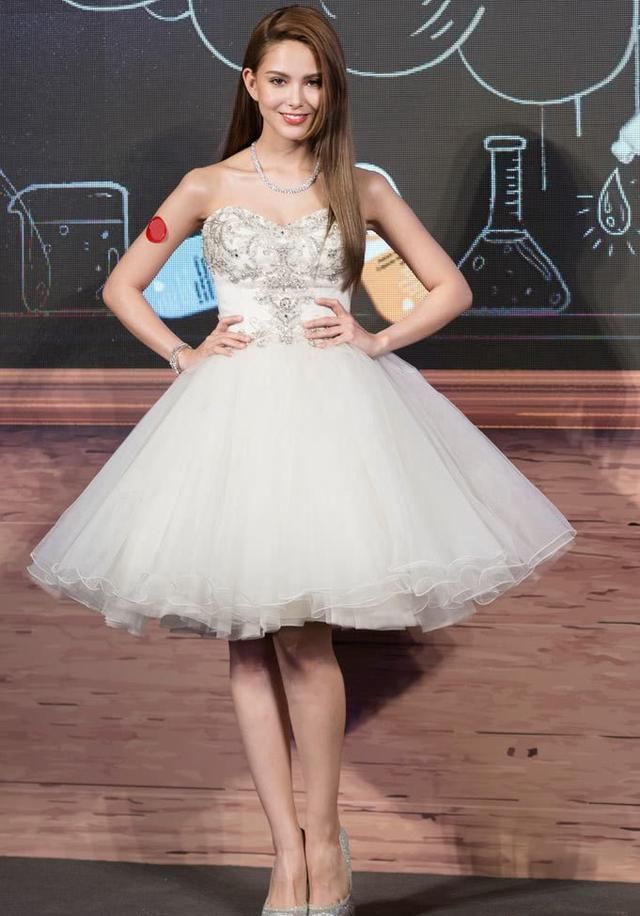 昆凌穿粉色亮片裙秀好身材，网友:真不信你是两个孩子的妈!