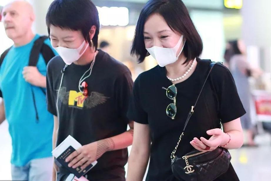 窦靖童周迅忘年交同框,同款搪瓷杯要不要来一只?