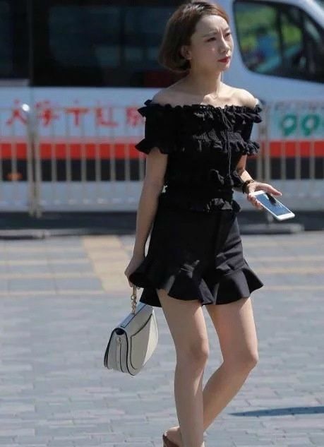 街拍，个性张扬的漂亮妹子，穿的超性感，太有女人味