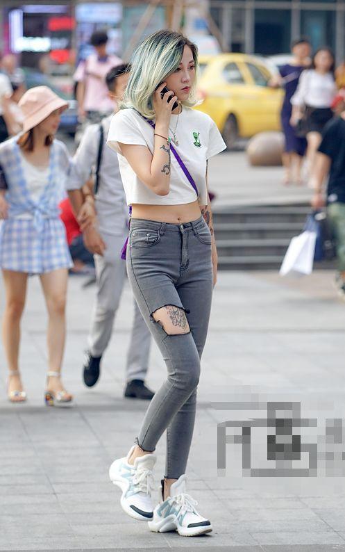 街拍:时尚女神穿白T,下衣消失露美腿,真是不容小觑!