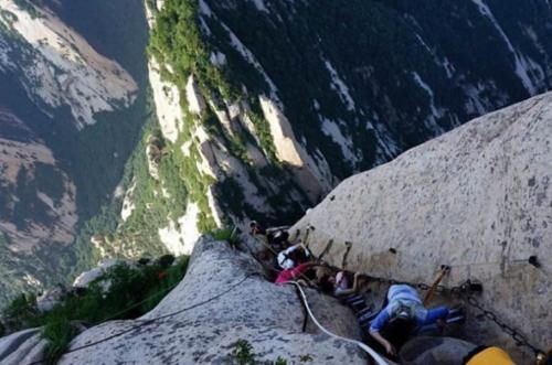 被称为“奇险天下第一山”的华山，到底有多“险”？看看就知道了