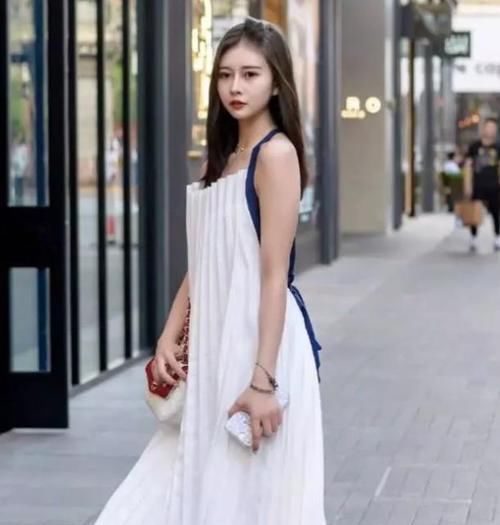  『美女』街拍：环肥燕瘦的美女，一件黑色上衣配灰色牛仔裤，青春活力气质