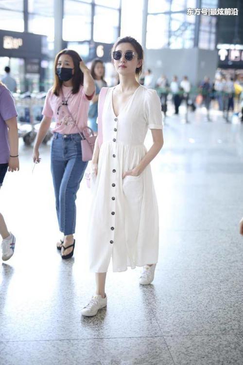 31岁江疏影好拼，全身上下只穿一件连衣裙，网友：只有21岁吧
