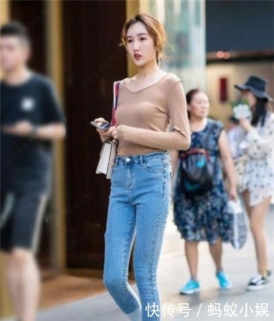 『气质』街拍:清纯的小美女,灰色百褶裙搭配黑色马甲,彰显简约的气质美