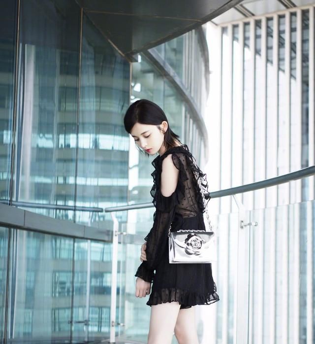 娜扎黑色连体服秀酥胸，衣服太薄连底裤都透出来了，网友：性感