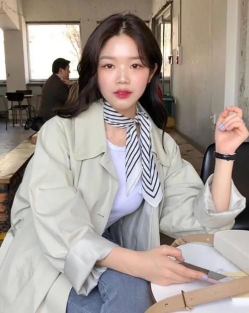  [衬衫]别再愁外套里面穿什么了，有这3件，美一整年