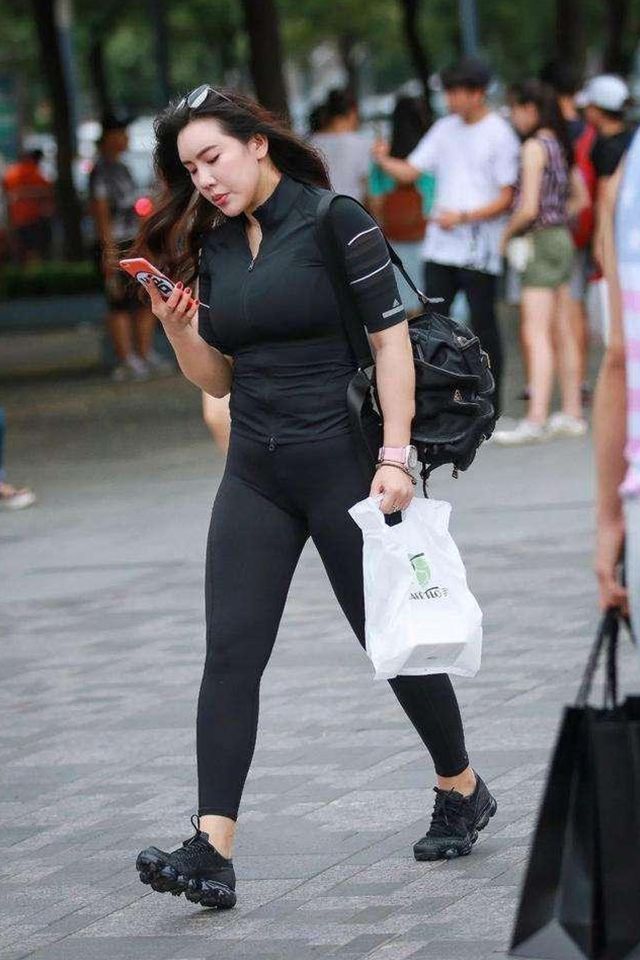 街拍美女：紧身打底裤显年轻活力气质魅力，更显身材高挑！