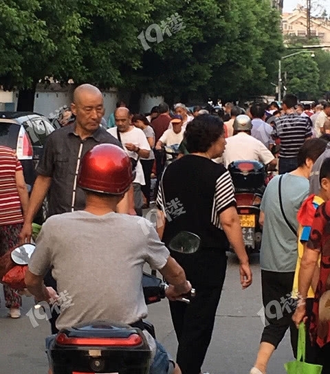  「嘉兴」作孽！嘉兴某小区旁的自发摊位摆的乱七八糟 居民怨声四