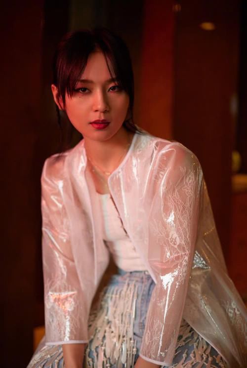  『设计』周笔畅把裤子当成什么了，竟在上面挂了200条领带？意外个性！