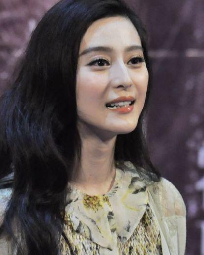 李晨否认网传巴厘岛婚讯：美国忙拍戏没有时间！难道是因为最近？