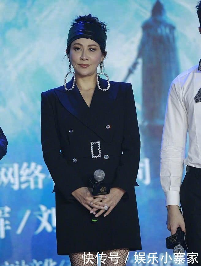 52岁的刘嘉玲梳起了菠萝头,小黑裙下面穿渔网袜,真够任性的!
