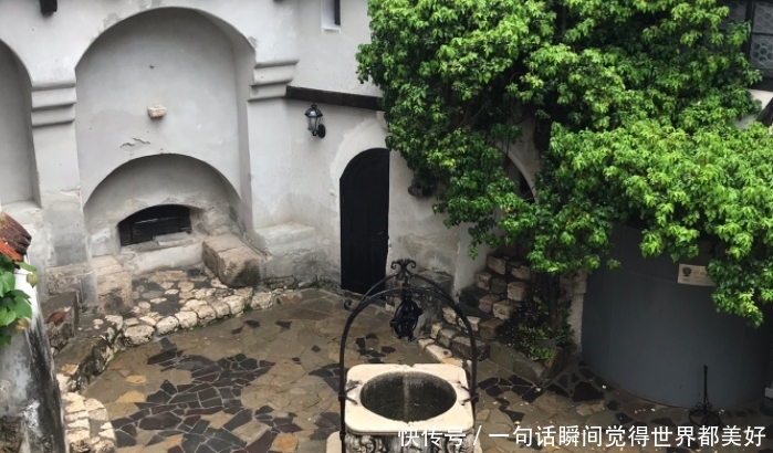 传闻中吸血鬼的故乡，有德古拉家族遗留的城堡，连教堂都是黑的