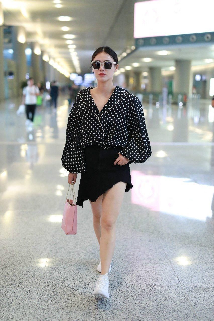 分手之后的马思纯清减了不少，领口太大，差点掉了!