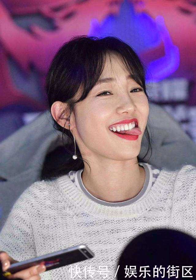 白百何一袭黄裙现身活动，脸上妆容很美，但是腿上青筋显老态！