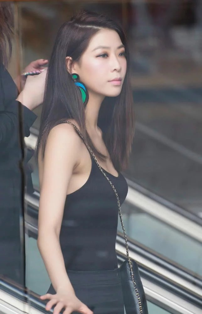 大胆的露背装让小姐姐一枝独秀，细腻的腰肢，凸显臀部更加的圆润