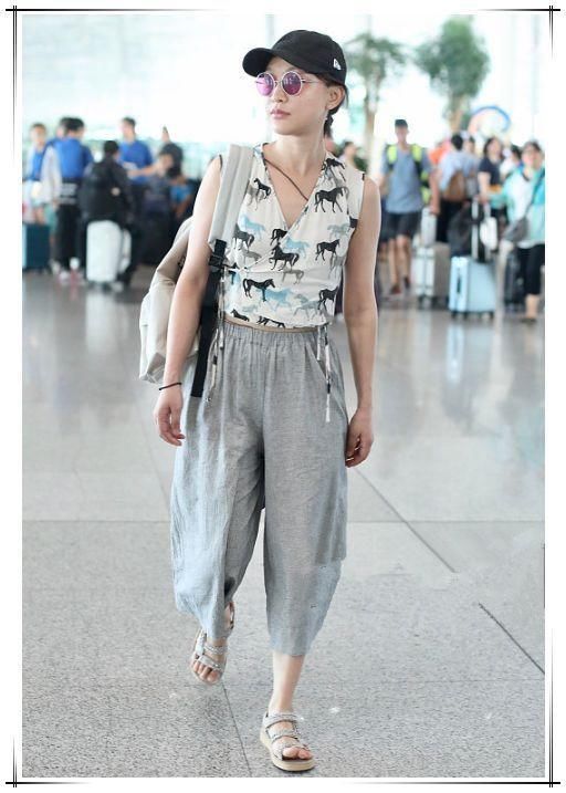 44岁周迅终于不低调！小马衫配阔腿裤秀细腰，网友：嫩起来认不出