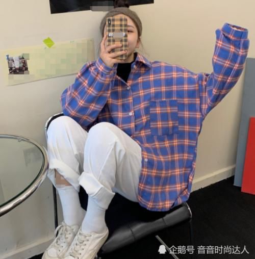 #瞧瞧#建议大家:春天别穿卫衣了,显胖,瞧瞧网红这样穿,美出新高度