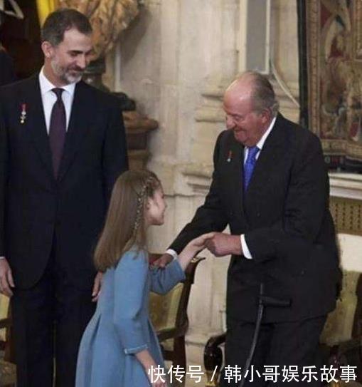 莱昂诺尔被授金羊毛勋章时,妹妹索菲亚眼神让