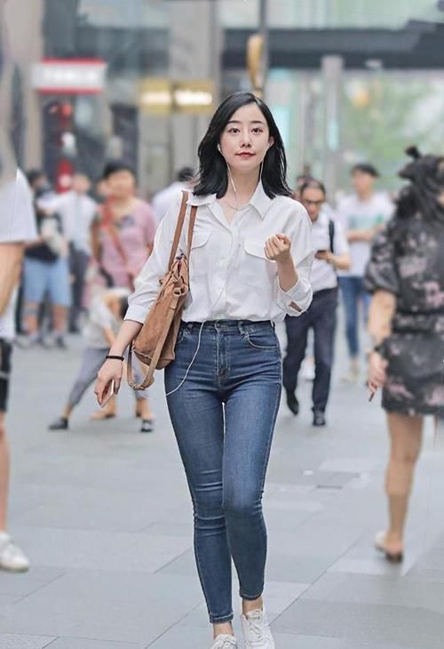  选择@简单百搭牛仔裤，大方得体清新自然，大方展示紧致身材！