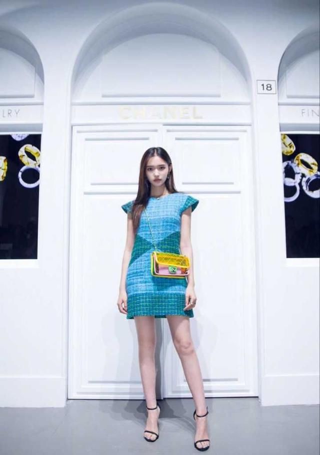 林允晒自拍秀淑女气质，长腿意外抢镜，网友：会不会P的有些过了