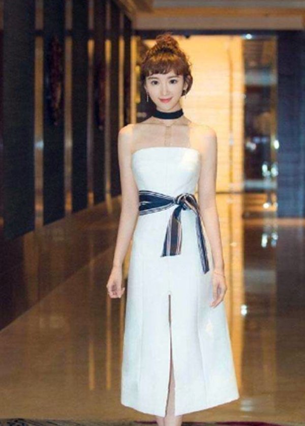 毛晓彤真会穿!吊带裙子上还有扣子,网友:就不怕开了吗?