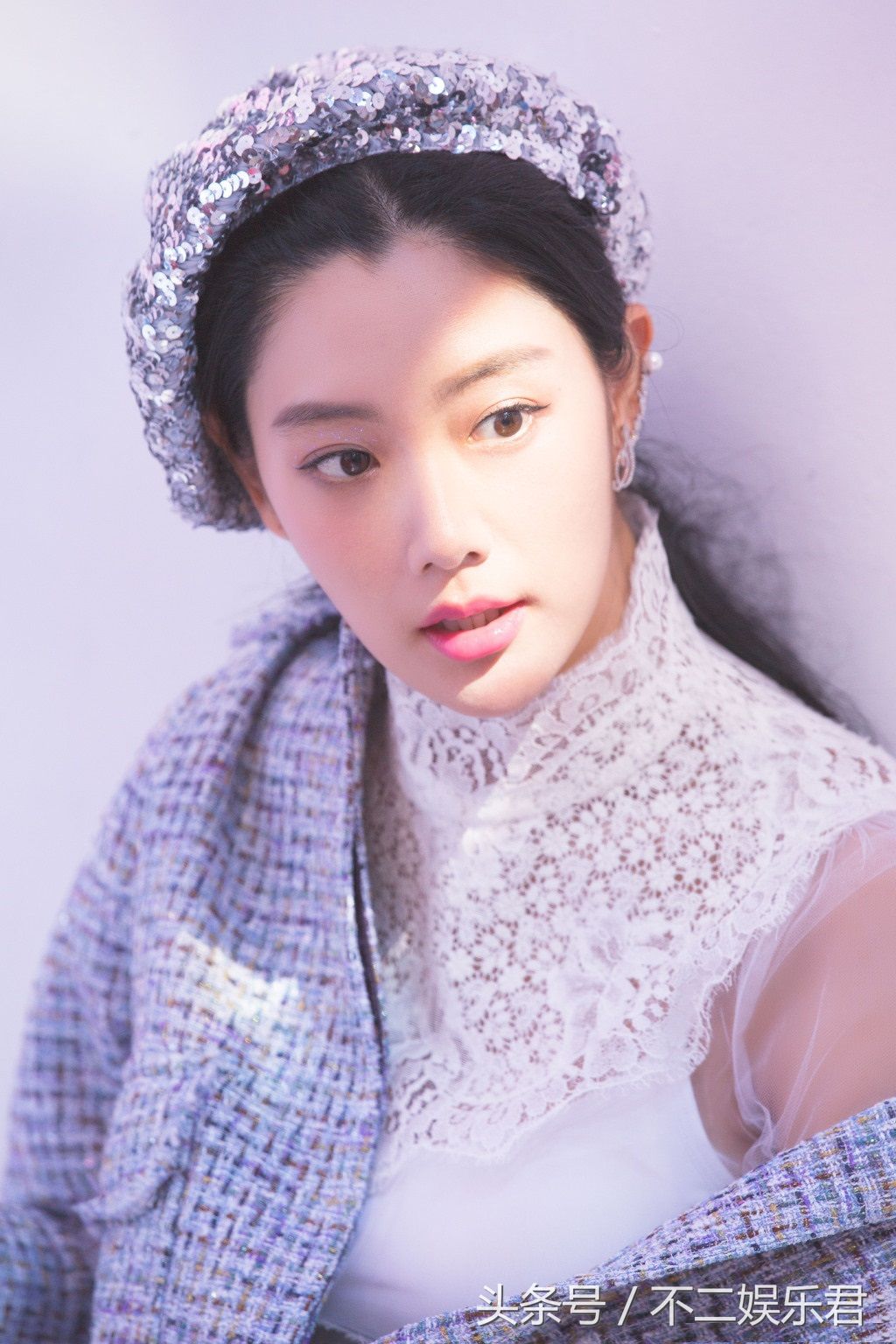 性感女神克拉拉时尚芭莎侧拍花絮，身姿曼妙让人流连忘返