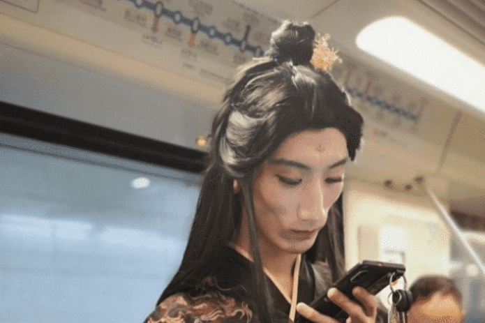  「汉服」抖音地铁1米8“汉服小哥”长啥样？发髻高耸阴柔可人，