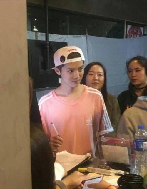 鹿晗现身上海学习舞蹈 网友:课程表上的字还要