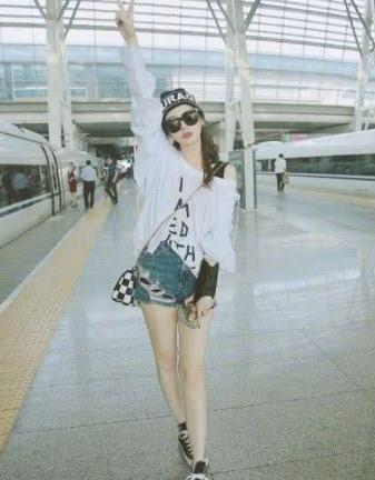 不看看戚薇的腿，就不知道什么是高级感？网友：各种短裤穿出大佬