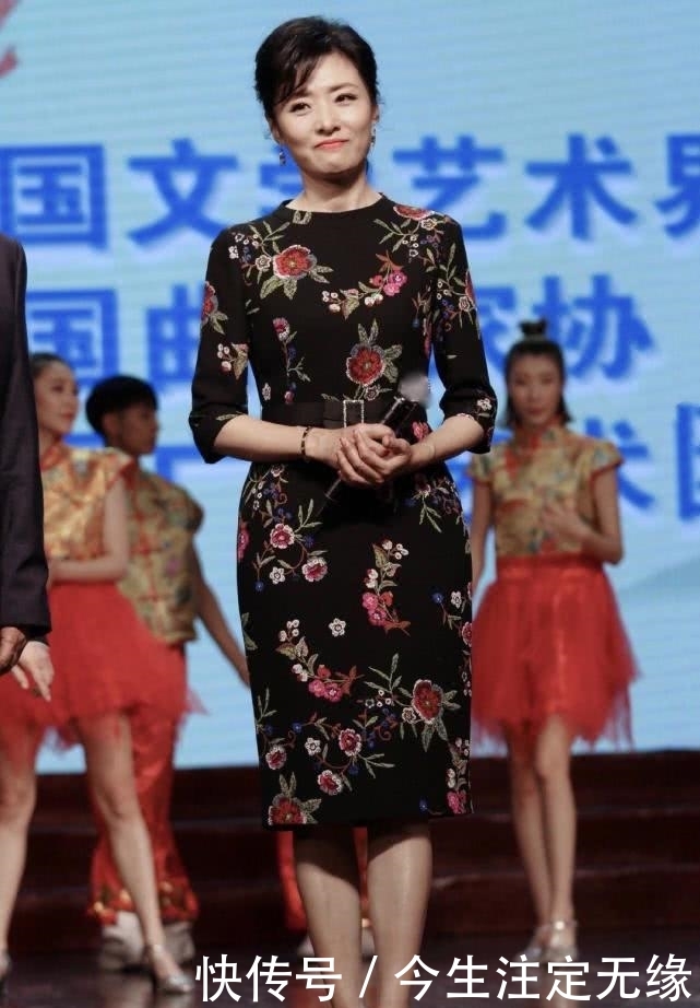 『设计使得』著名主持人周涛真会穿,穿刺绣印花连衣裙高级优雅,显东方女性美