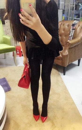 高跟鞋美拍：流行红色单品，高跟鞋和黑色礼帽，秒变时尚达人