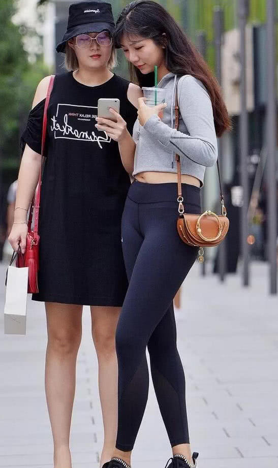 甜美的小姐姐蓝色紧身裤穿出曼妙的身姿，这是闺蜜完全比不了的