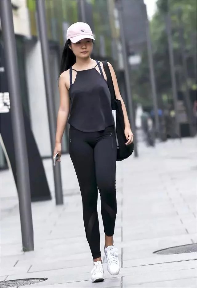 时尚小姐姐黑色紧身运动裤，搭配个性小吊带，尽显青春活力