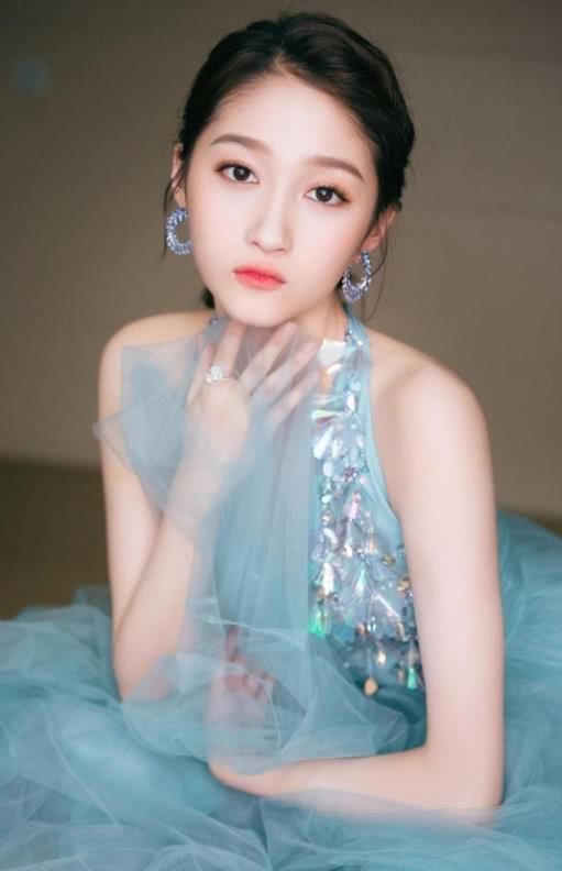 关晓彤美照，一身连衣裙穿出精灵的感觉，网友：可以和鹿晗媲美了