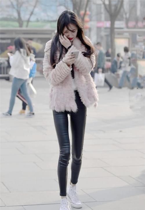 【自信】紧身皮裤显身材曲线,也是对自己自信的表现,搭配高跟鞋更显气质