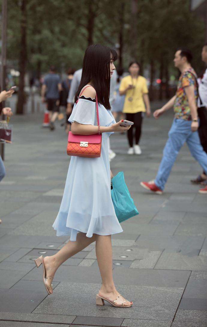 成都街拍, 风景虽好人更美, 美女穿搭休闲窈窕身材更引人注目欣赏
