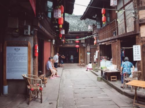 国内最神秘的古镇，峭壁上悬空着“吊脚楼”，山下桃花山上雪