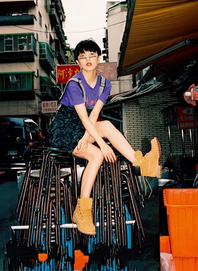 郭采洁太大胆了！上身只穿一件内衣就现身，网友：撑不起来好尴尬