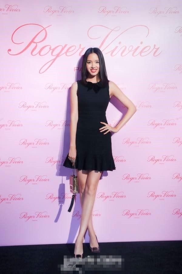 看了张梓琳穿平底鞋，才知道真正的“漫画腿”长什么样！