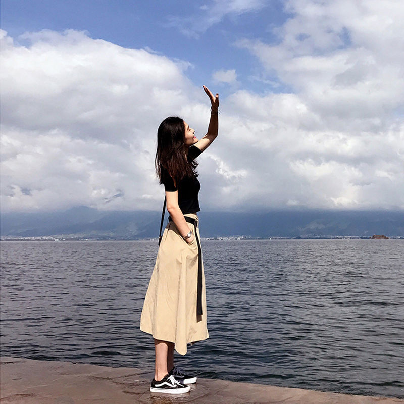 不够一米6的媳妇，出门从不穿牛仔裤，她穿小个子套装，显嫩显高