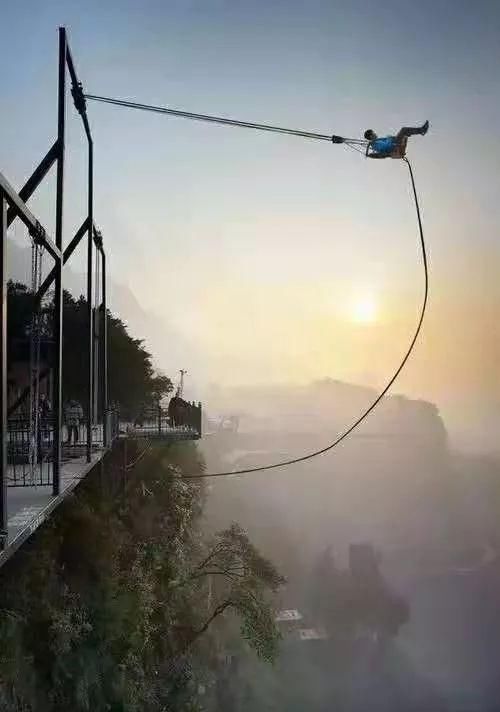 重庆高空悬崖秋千钢丝脱落,上演游客惊魂!这些娱乐的坑千万别踩