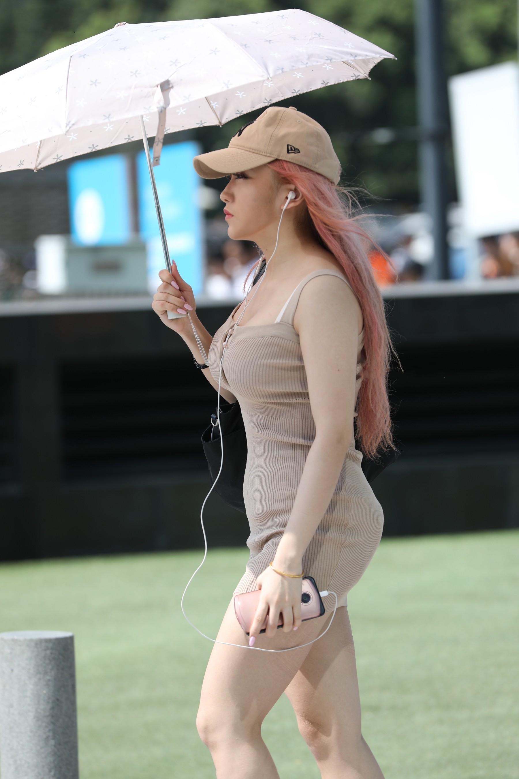 小姐姐连衣包臀裙，一顶遮阳伞让人不敢靠近