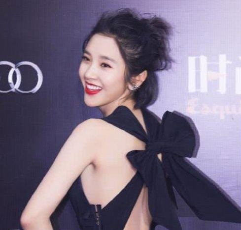 本以为唐艺昕穿“最保守”裙子出门，转身后张若昀都害羞了！