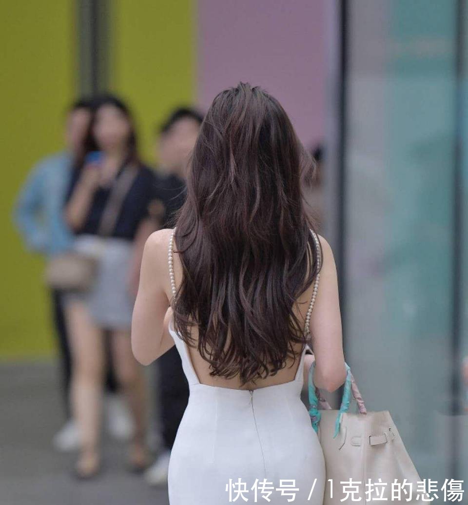 街拍 女神级小姐姐穿大露背连衣裙, 一转身杀伤力真的太大了!