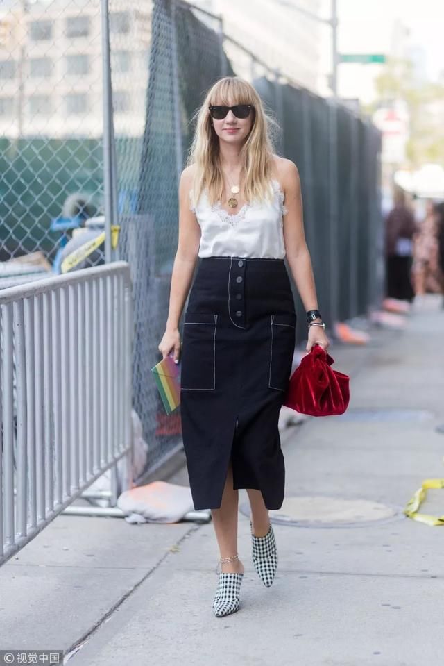 吊带避开“老汉感”，缎面蕾丝不能少！