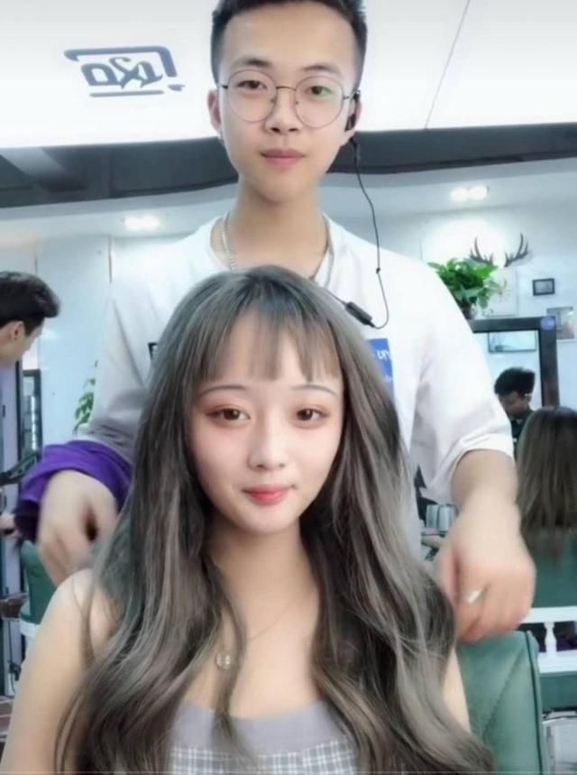 00后小美女短发显老态，接30厘米奶奶灰长发后，瞬间变童颜