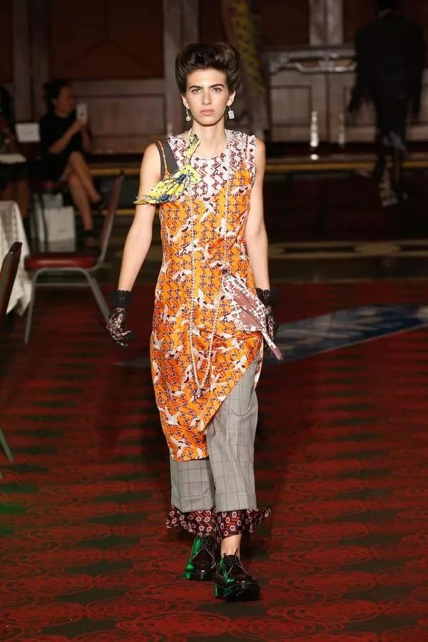 在唐人街的中餐馆打麻将，中式旗袍和解构西装完美结合，打造最中