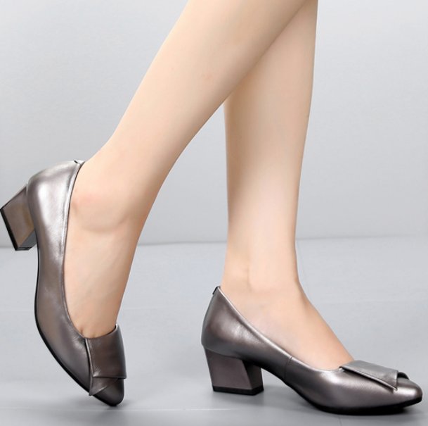 开车上班的女人别穿高跟鞋,不舒服还危险,穿这样的小跟鞋刚刚好